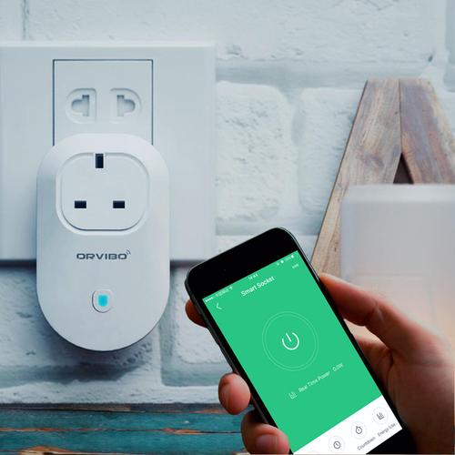 Una smart plug e uno smartphone