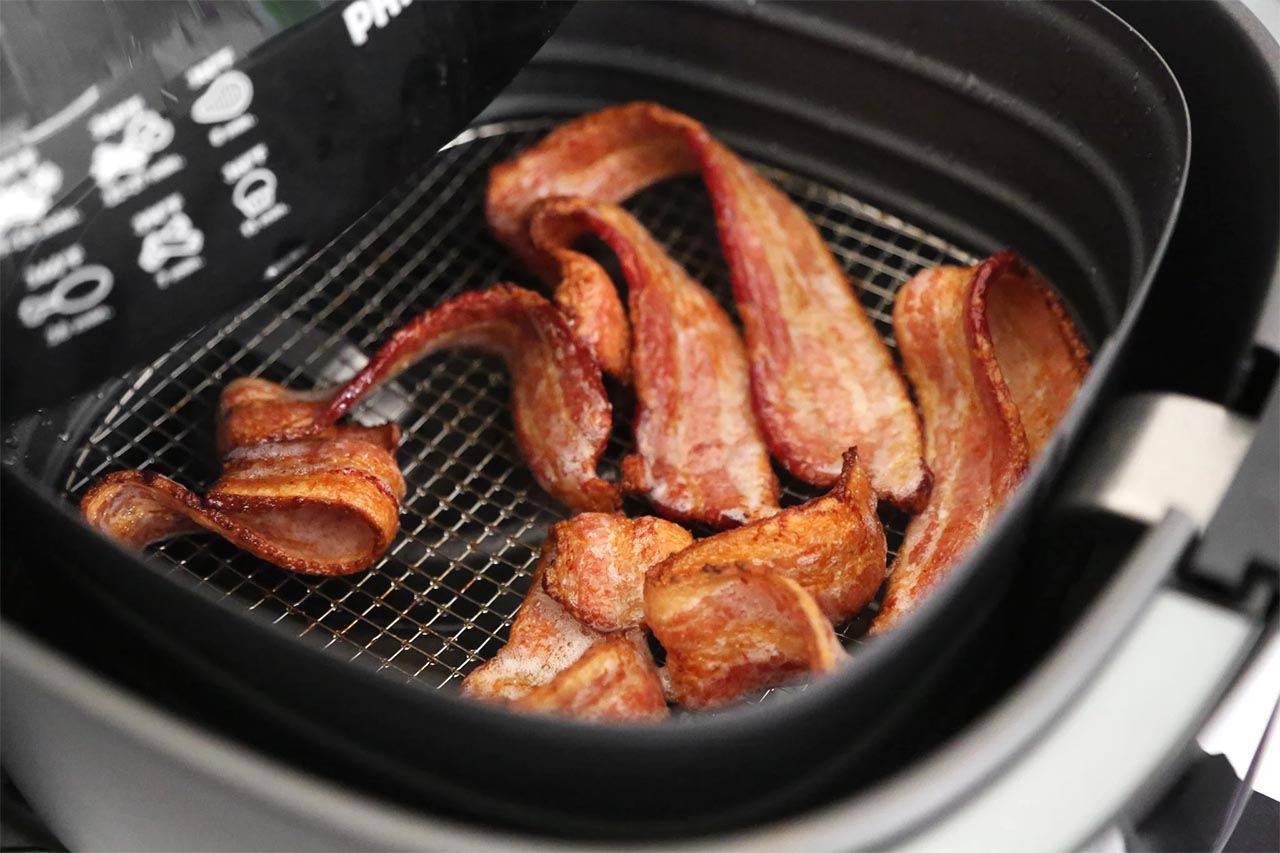 Del bacon fritto con una friggitrice ad aria