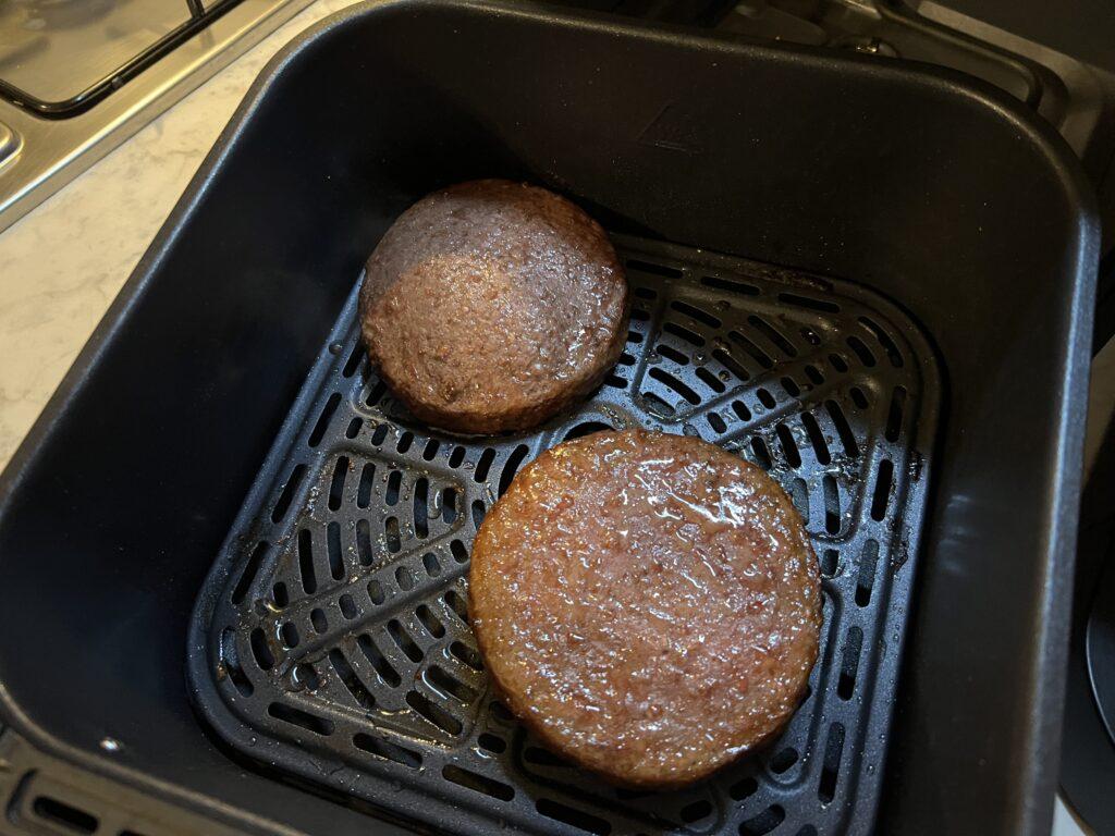 Recensione Cosori Dual Blaze 6,4 litri - cottura hamburger