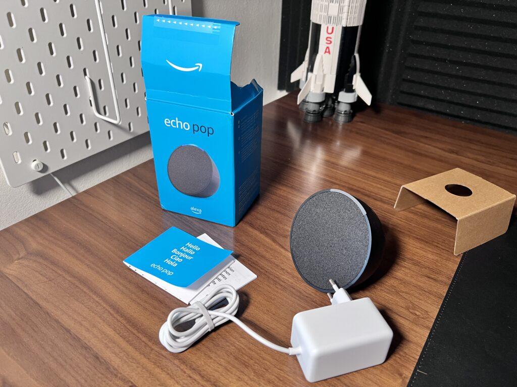 Recensione Amazon Echo Pop - accessori in confezione