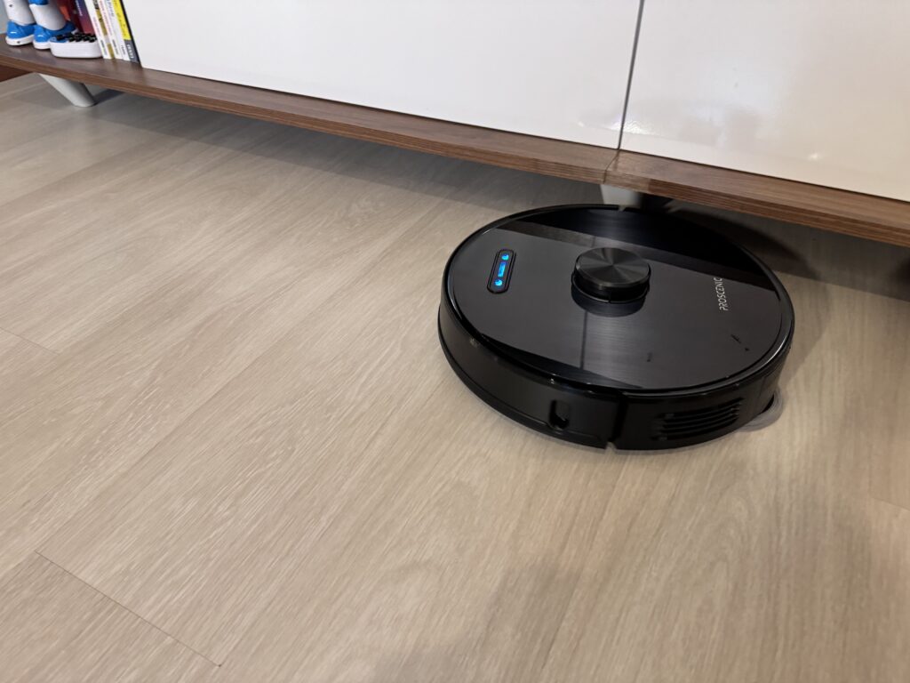 Recensione robot lavapavimenti Proscenic M9 - sotto mobile