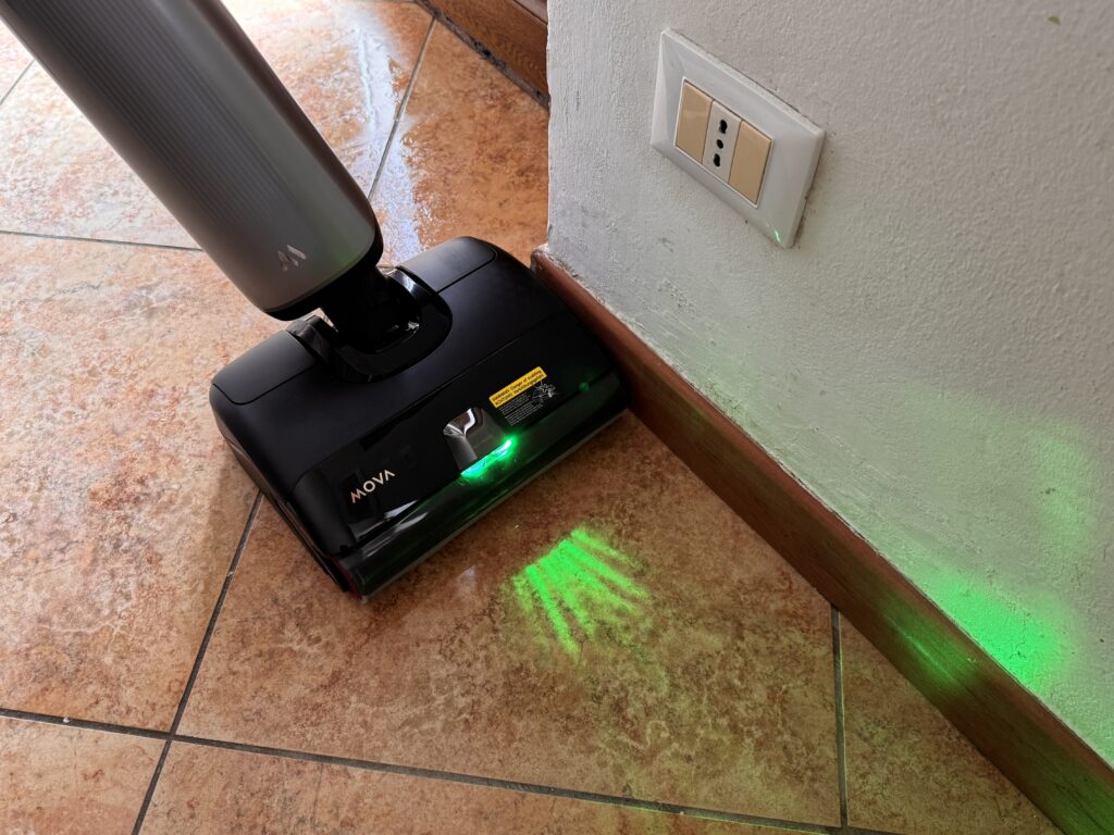 LAVAPAVIMENTI MOVA X4 Pro - pulizia lungo i battiscopa