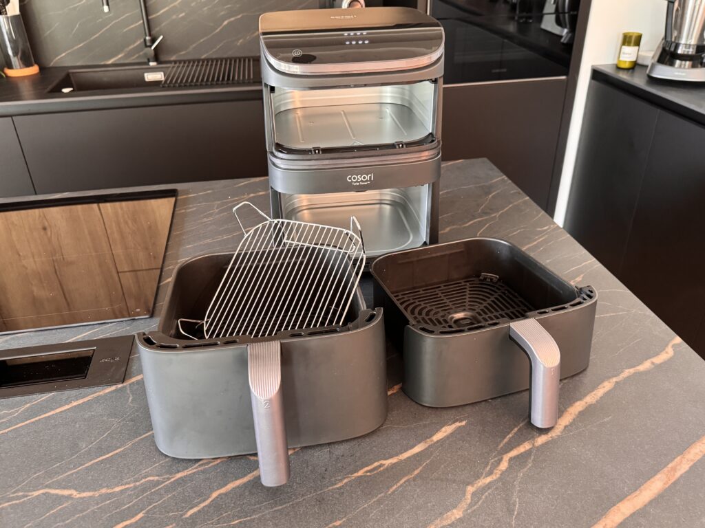 Recensione friggitrice Cosori Turbo Tower - cassetti e griglia