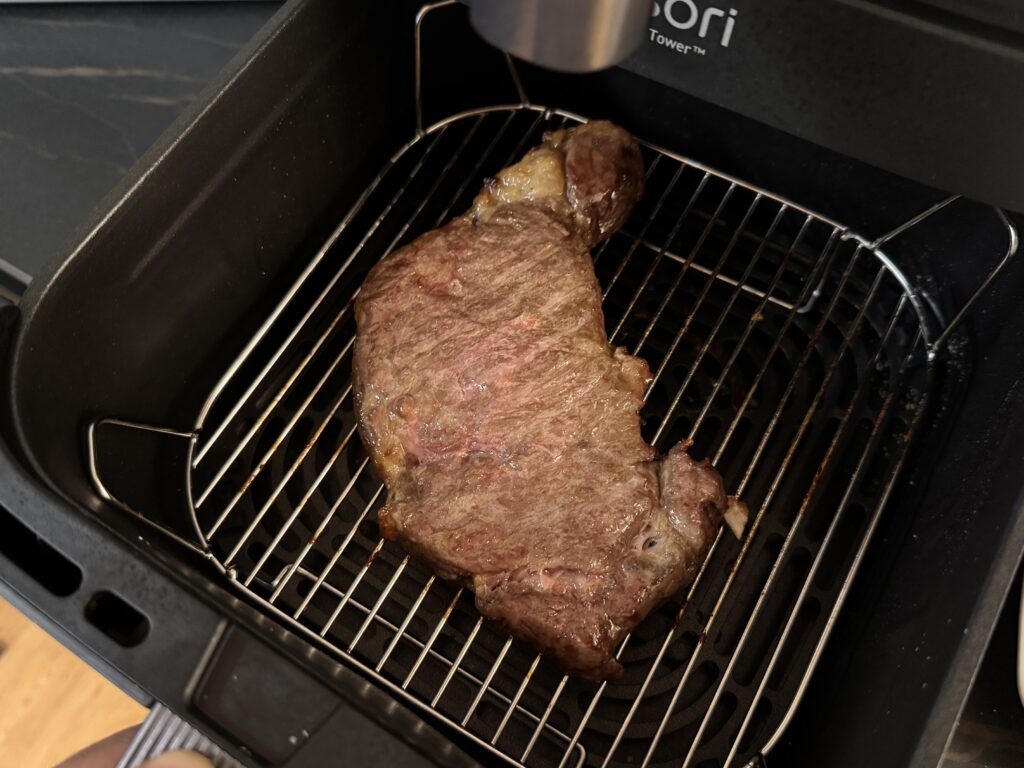 Recensione friggitrice Cosori Turbo Tower - cottura della carne