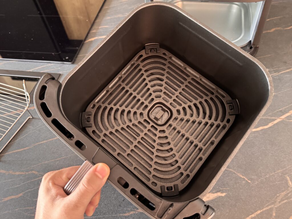 Recensione friggitrice Cosori Turbo Tower - interno cassetto
