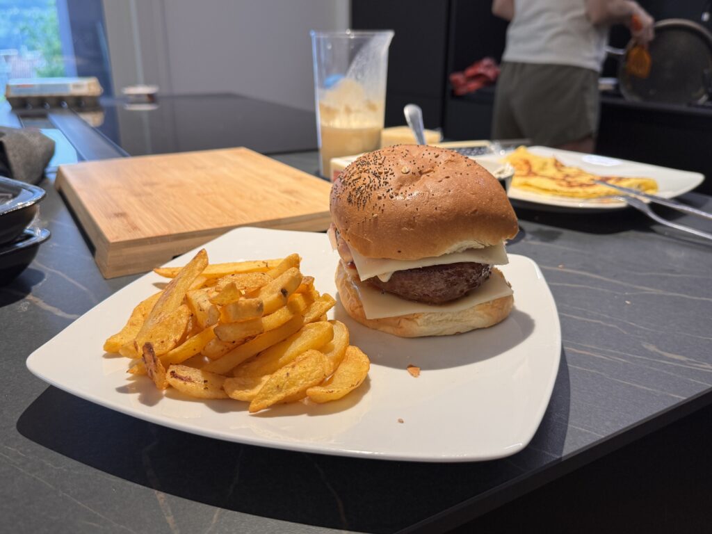 Recensione friggitrice Cosori Turbo Tower - test di cottura hamburger e patate fritte