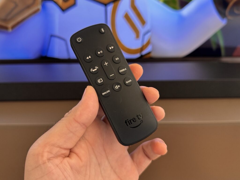il telecomando della Amazon Fire TV Soundbar Plus