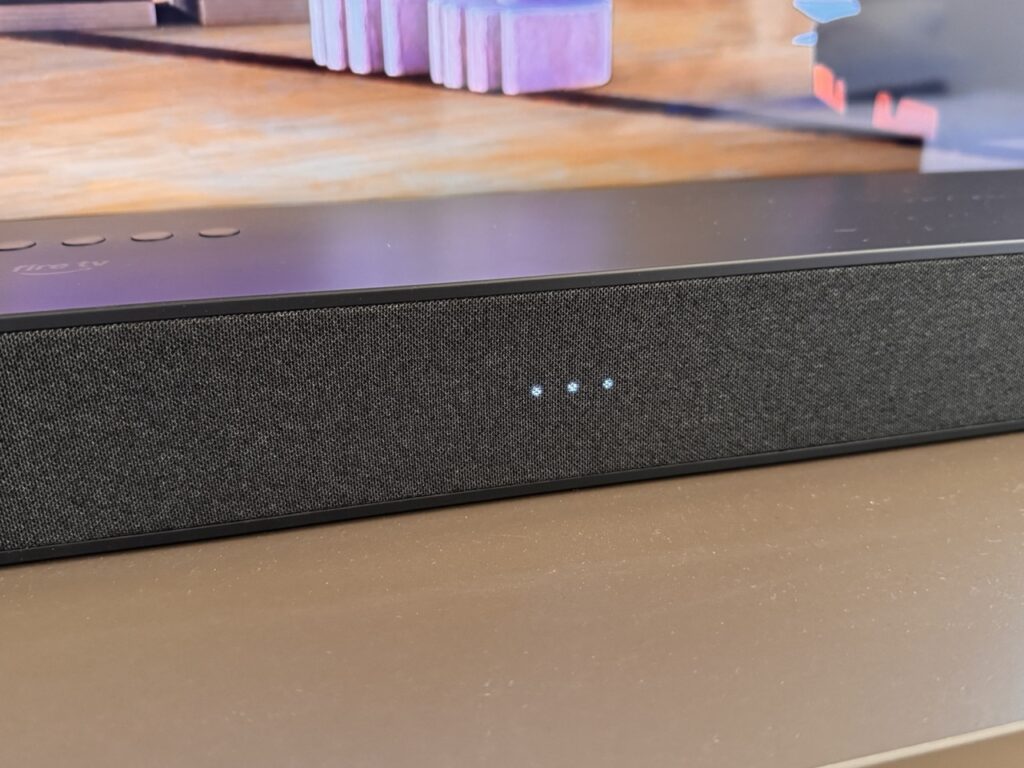 la Fire TV Soundbar Plus ha dei led frontali