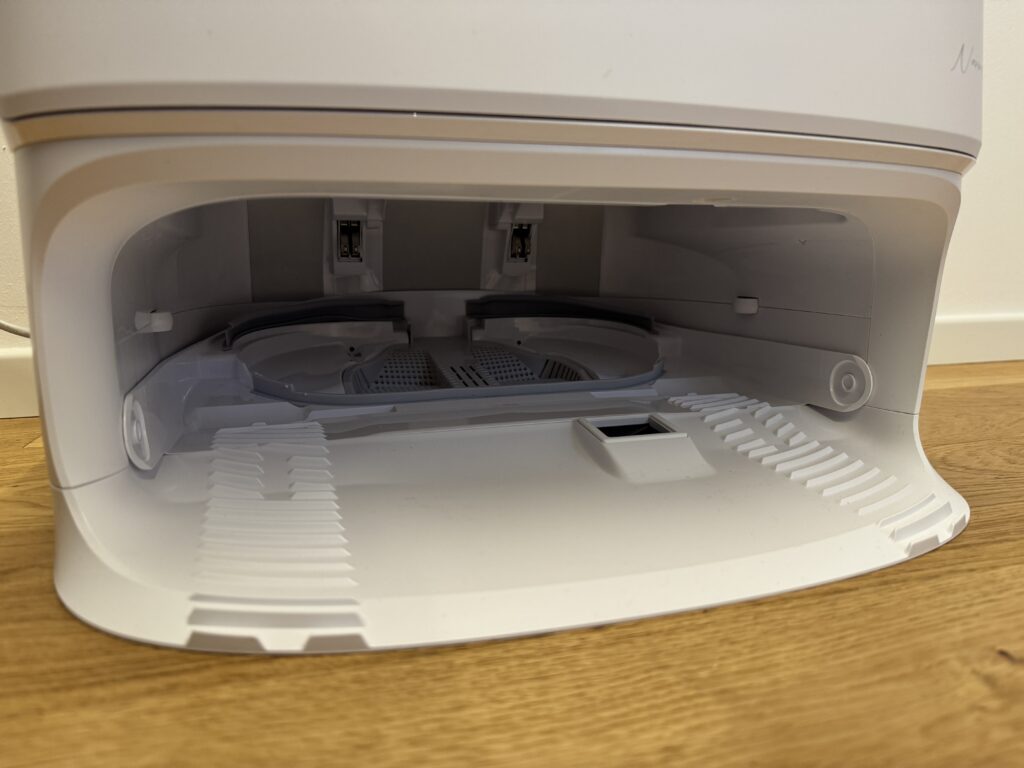 Recensione NARWAL Freo X10 Pro - interno della base per lavaggio dei moci e asciugatura