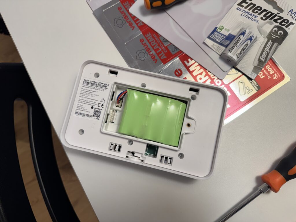 recensione e prova allarme verisure - batteria tampone della centralina