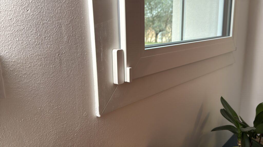 recensione e prova allarme verisure - sensore per apertura finestra a ribalta