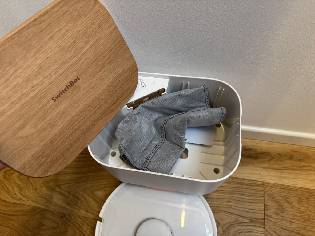 SwitchBot K11+ interno della base